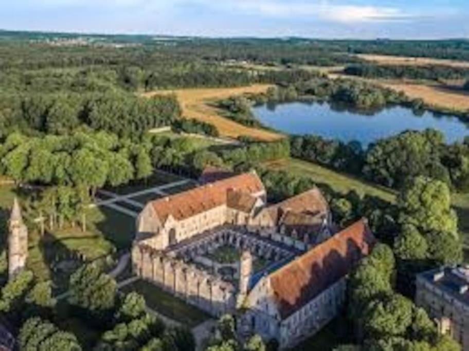 Superbe Appartement En Plein Centre Ville Viarmes Extérieur photo